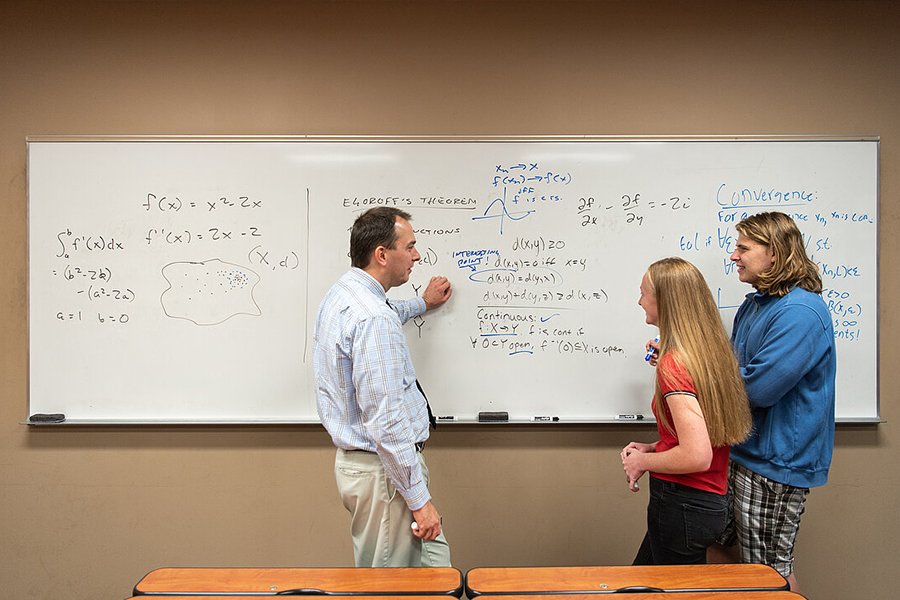 如何選擇學校專用白板：關鍵特性和考慮因素